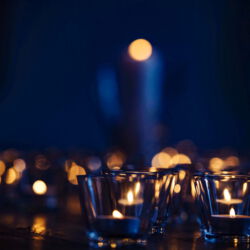 Teelichter auf dem Altar