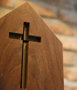 Bild mit einem Kreuz in der Kirche