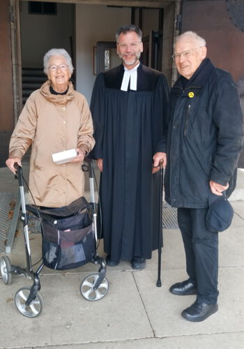Frau Kroll mit Mann und Pfr. Boronowsky