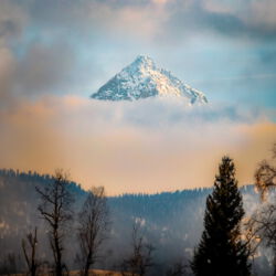 Gipfel eines schneebedeckten Berges